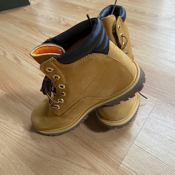 NWT Timberland Boots. Size 7 - Picture 2 of 7